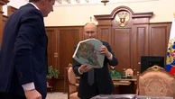 Putin riceve dal governatore di Belgorod un pezzo di missile decorato con un disegno