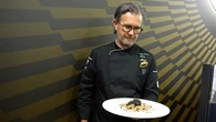 Carlo Cracco show: "L'uovo con il tartufo, ecco come si fa"