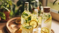 Acque aromatizzate alla frutta, un trucco per aiutarci a bere di più (con qualche cautela)