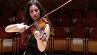 Cremona, la musica della violinista Manvati entra in ospedale: dall’Auditorium ai monitor, esibizione a sopresa per 420 pazienti