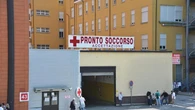 Tenta di strangolare col guinzaglio la compagna che si getta dal balcone: arrestata nel Pavese