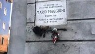 Bruciata la corona sulla lapide del partigiano Mario Maggioni, Anpi: "Profonda indignazione"