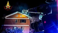 Incendio in una palazzina nel torinese, padre e figlia feriti. Donna gravissima