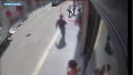 Seguono un turista, gli strappano l'orologio di lusso e scappano, arrestati: le immagini del "colpo"