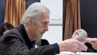 Vittorio Sgarbi al voto nelle Marche, le prime immagini dopo il ricovero per la depressione