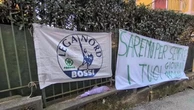 Bossi, "La tua Lega il nostro orgoglio". Dediche e striscioni sotto casa del Senatur