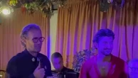 Festa per i 60 anni di Carlo Cracco: lo chef canta "Gli anni" con Max Pezzali