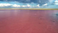 Kazakistan: dopo 5 anni riapre il Lago Rosa, rovinato dai turisti e dalle fake news sul Covid