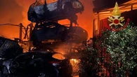Maxi incendio nell’autodemolitore di Monza: esplosioni e fiamme per tutta la notte