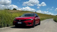 Honda Civic full hybrid, la berlina elegante che fa 25 km al litro. La prova