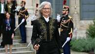 Annie Leibovitz entra all'Académie des beaux-arts: il significato della divisa napoleonica (reinterpretata da Louis Vuitton) e della spada