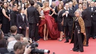 Cannes 2024, Jane Fonda occupa il red carpet: Heidi Klum deve aspettare il suo turno