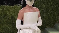 Met Gala, Katy Perry sorprende con un guanto a sei dita e il volto coperto