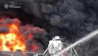 Fiamme altissime a Chernihiv dopo un attacco russo: brucia un deposito di petrolio