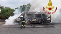 Giocatori delle giovanili dell’Inter a bordo di un minibus che va a fuoco nel Lodigiano