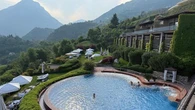 Si scontra in bici con l’auto del collega: morto un uomo di 33 anni, lavorava nel resort sul Garda