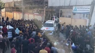Gaza, i primi sette ostaggi in viaggio sui mezzi della Croce Rossa