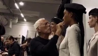 Armani segreto: quando il grande stilista nel backstage ritoccava il trucco delle modelle