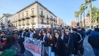 Bari, studenti in piazza per scuola e università pubbliche: “Più aule e non più bombe”