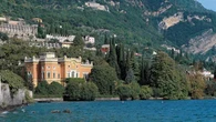 Tragedia a Gargnano: ciclista precipita nel lago di Garda e muore durante una gita con gli amici