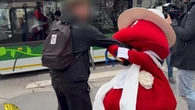 Il Gabibbo aggredito a Milano da un ragazzo: girava un servizio sul salto del tornello in metrò