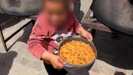 Gaza, la gioia dei bambini per un piatto di pasta diventa un canto virale