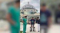 Paralizzato dopo una lesione al midollo spinale, con la neurostimolazione cammina per un chilometro