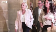 Le Pen condannata: la leader dell'estrema destra in silenzio all'uscita dal tribunale di Parigi