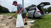 Sacchi di sabbia e assi di legno: in Florida ci si prepara per l'arrivo dell'uragano Milton