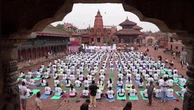 Nepal, saluto al sole tra i templi: a centinaia celebrano la Giornata internazionale dello Yoga