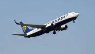 Imprenditore bandito da tutti i voli Ryanair dopo il litigio con lo steward: "Non mi faceva usare la toilette a bordo"