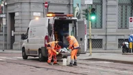 Milano-Cortina, arriva Mattarella ma c'è una buca in strada: operai in azione davanti alla Scala