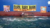 Protesta di Greenpeace contro Meloni e Trump per gli investimenti in gas fossile: "Burn, baby, burn"