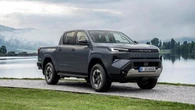 Toyota Hilux 2026, l'inarrestabile: la prova in Bulgaria del diesel e della nuova versione elettrica