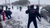 Houston, battaglia di palle di neve tra pompieri e poliziotti: gioco e risate dopo la bufera