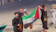 Segesta, Laura Morante e i musicisti con la bandiera della Palestina alla fine dello spettacolo