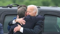 Hunter Biden, l’abbraccio del padre poche ore dopo il verdetto di colpevolezza