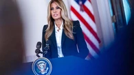 Caso Epstein, lo scrittore Wolff fa causa a Melania Trump: “Minacciato con una querela da un miliardo”