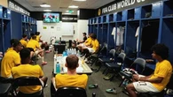 Troppo caldo allo stadio: le riserve del Dortmund guardano la partita in tv nello spogliatoio