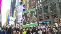 Usa, proteste contro Trump a New York: Times Square invasa da migliaia di persone