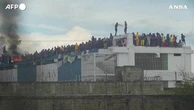 Venezuela, i detenuti si ribellano e occupano la prigione tra lenzuola in fiamme: "Ci torturano"