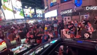 Nba, New York: folla di tifosi in strada per celebrare la storica vittoria dei Knicks