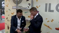 Lollobrigida e l'assaggio (a sorpresa) di tartufi allo stand del Gusto