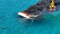 Sardegna, barca a fuoco nelle acque di Palau: l'intervento dei vigili del fuoco