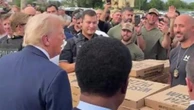 Trump, niente ronda a Washington: solo pizza e strette di mano agli agenti