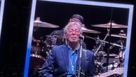 Gaza, Eric Clapton si schiera: sul palco di Assago suona la Fender coi colori della Palestina