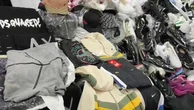 L'appartamento nelle case popolari trasformato in magazzino di abbigliamento contraffatto