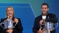 Tennis, la gaffe di Sabalenka: chiama Alcaraz "Jannik". Lui ride: "Sono solo le 9 del mattino"