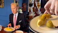 L'esperto di galateo: "Ecco come si mangia una banana". E i social si scatenano