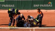 Mensik in preda ai crampi al Roland Garros, batte Navone dopo 5 ore ma non riesce più a rialzarsi